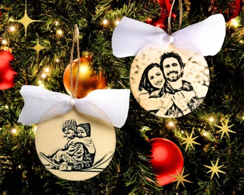 Ajándék karácsonyra szülőknek, nagyszülőknek, szerelmeseknek, anyukáknak, apukáknak. Fotós karácsonyfadíszek fából, tüll masnival.