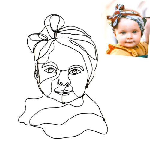 Kisbabáról készült portré drótból - vonalrajz stílusban fénykép alapján.