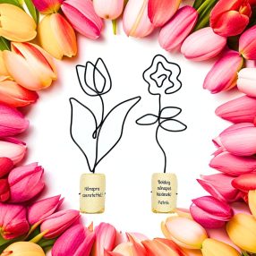 Kézzel készült drótvirág parafadugóban, nőnapi ajándék gyerekektől személyre szabható felirattal - tulipán és rózsa