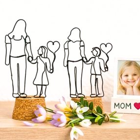 Egyedi családi szobor drótból, anyák napi ajándéknak, személyre szabható anya és gyermek figurával.