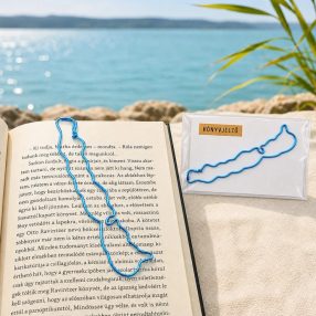 Balaton formájú könyvjelző egy nyitott könyvben elhelyezve