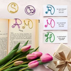 Színes drótból hajlított monogramos könyvjelzők ballagásra