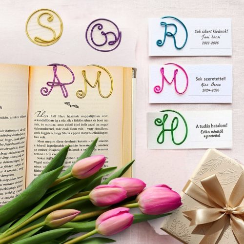 Színes drótból hajlított monogramos könyvjelzők ballagásra