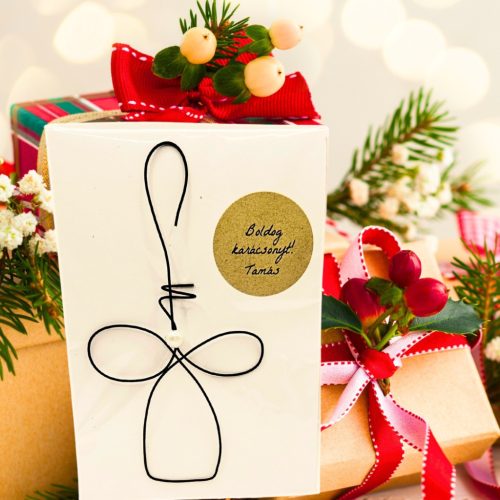 Jelképes apró ajándék karácsonyra díszcsomagolással - személyre szóló matricával.
