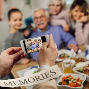 EMLÉKŐRZŐ DRÓTSZOBROK